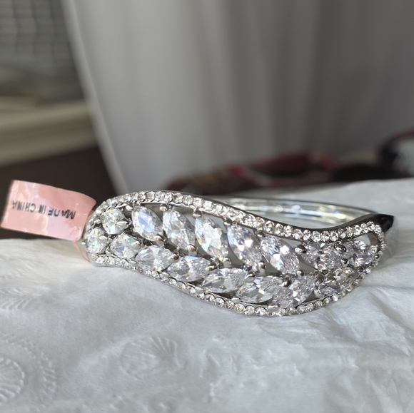 Boutique Elegant Silver Crystal Bracelet - Picture 4 of 14